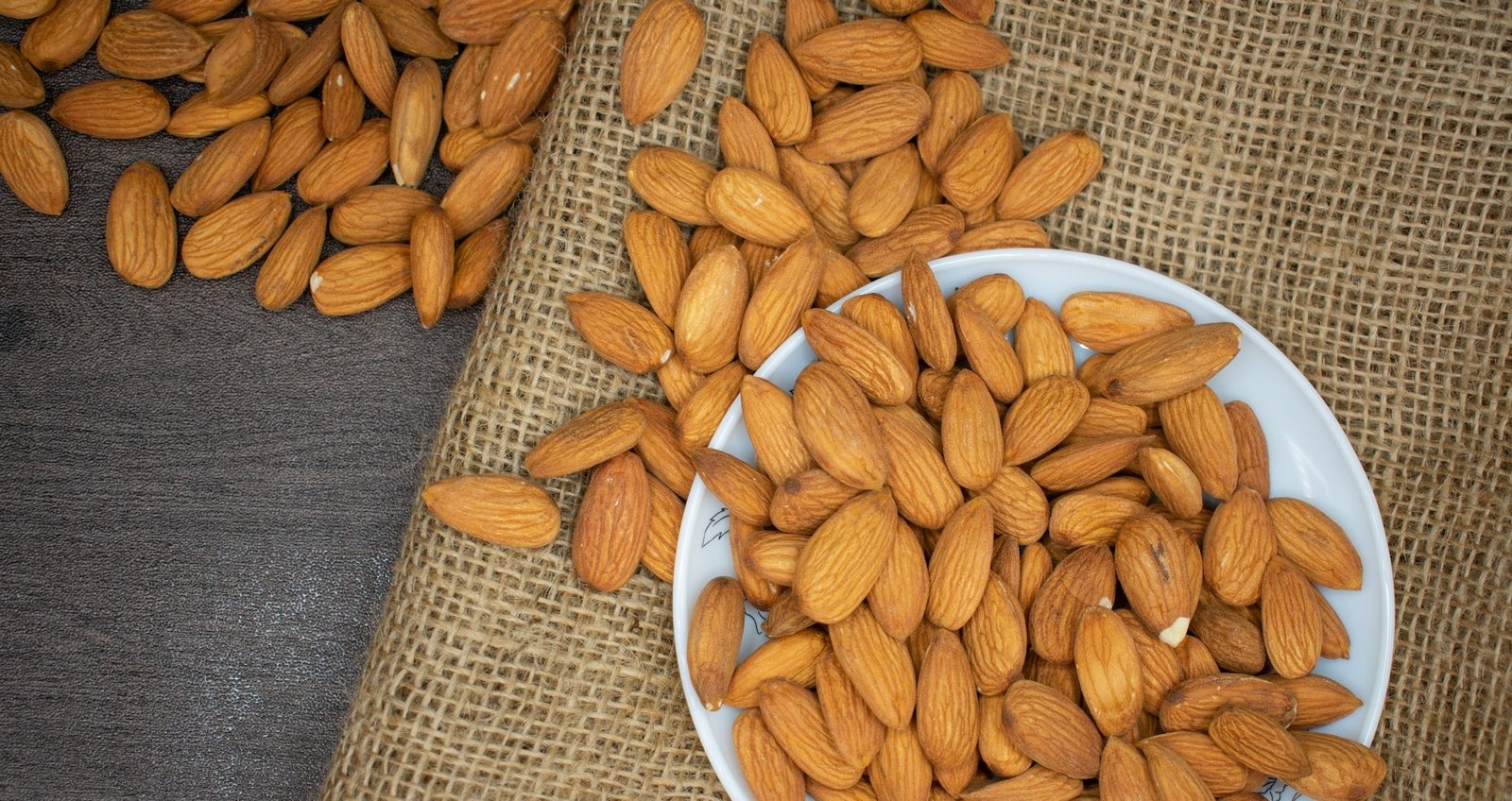 أهم 20 تفسير لرؤية اللوز في المنام لابن سيرين